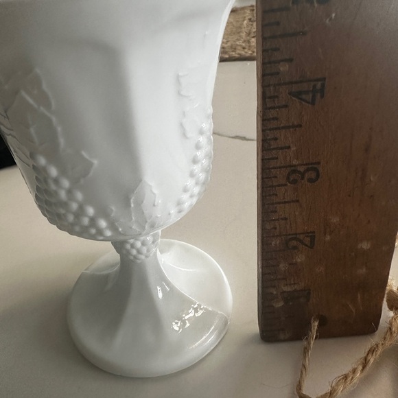 Eight pieces of Antique White Milk Glass Collection. This was all inherited - Picture 7 of 10